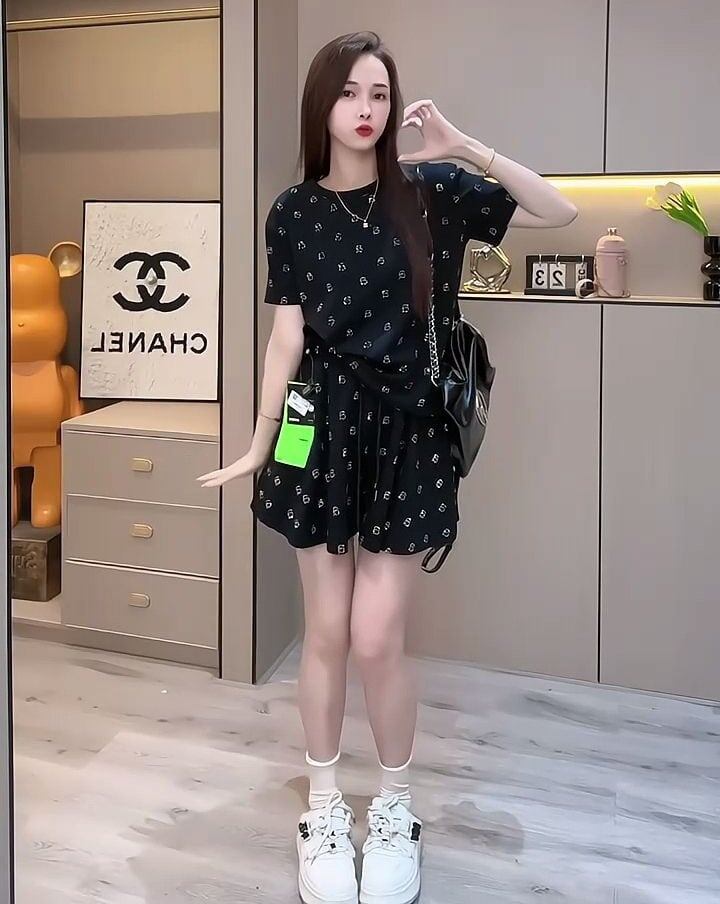 絶対欲しい アバンギャルド ファッション ホットダイヤモンド 2色 半袖 Tシャツ ショートパンツ セットアップF-8842