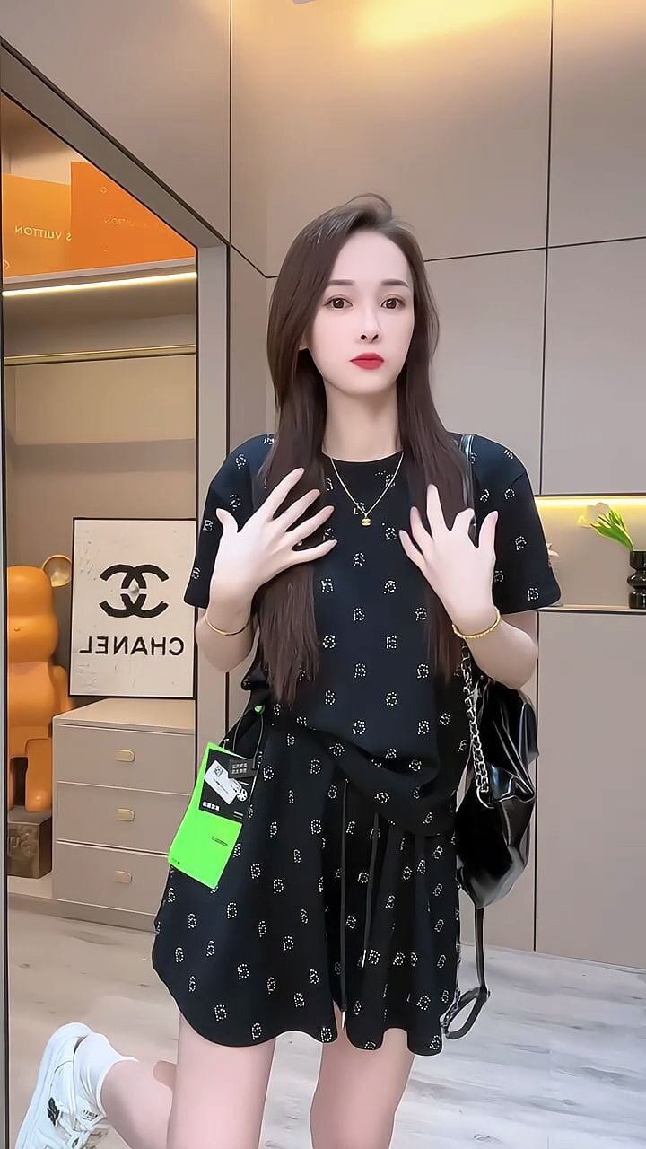 絶対欲しい アバンギャルド ファッション ホットダイヤモンド 2色 半袖 Tシャツ ショートパンツ セットアップF-8842