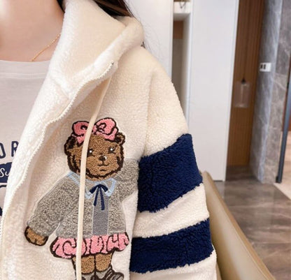 大活躍   熊柄刺繍ロゴボアフルジップパーカー